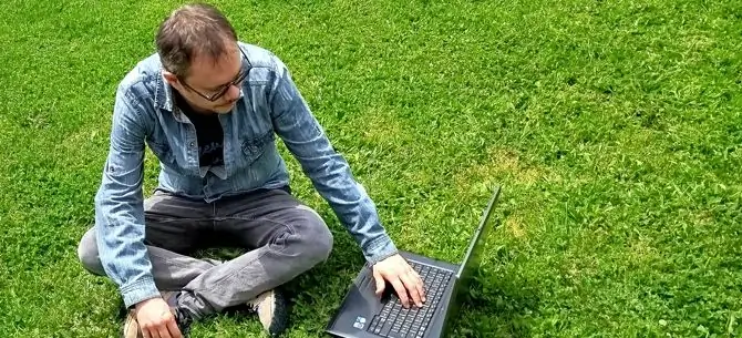 moi assis dans l'herbe avec un ordinateur